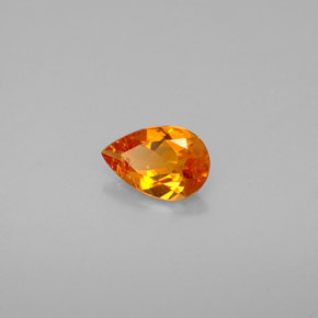 Clinohumita naranja natural de 0,41 ct, en forma de pera, VS