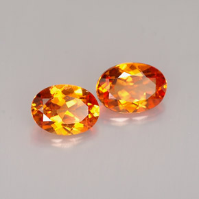 Gemas de clinohumita naranja natural de  ct, corte óvalo, VS