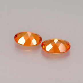 Gemas de clinohumita naranja natural de  ct, corte óvalo, VS