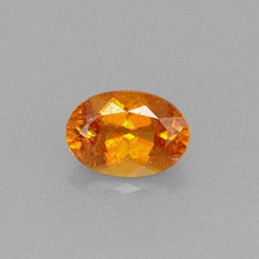 Clinohumita naranja natural de 0,56 ct, corte óvalo, VS-SI