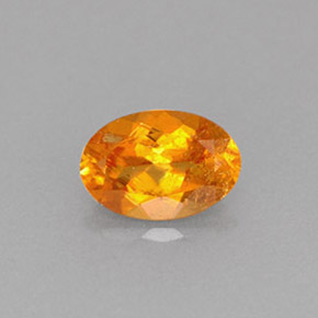 Clinohumita naranja natural de 0,61 ct, corte óvalo, VS-SI
