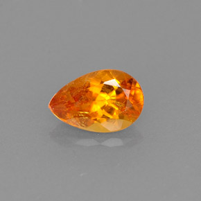 Clinohumite Naranja amarillo natural de 0.69 ct, En forma de pera, VS-SI