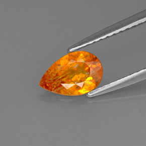 Clinohumita naranja natural de 0,66 ct, en forma de pera, SI