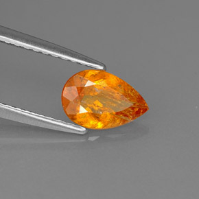 Clinohumita naranja natural de 0,66 ct, en forma de pera, SI