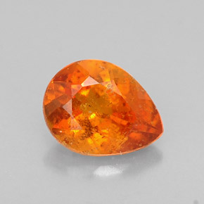 Clinohumita naranja amarillento natural de 0,62 ct, en forma de pera, VS-SI