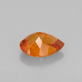 Clinohumita naranja amarillento natural de 0,62 ct, en forma de pera, VS-SI
