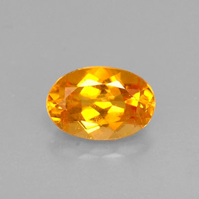 Clinohumita naranja natural de 0,52 ct, corte óvalo, VS