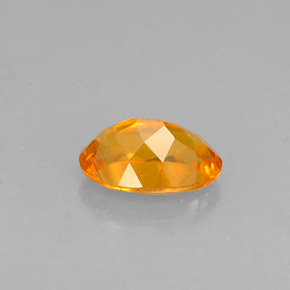 Clinohumita naranja natural de 0,52 ct, corte óvalo, VS