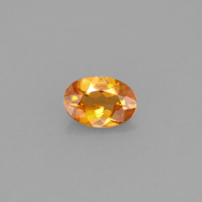 Clinohumita naranja natural de 0,42 ct, corte óvalo, VS