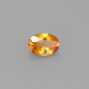 Clinohumita naranja natural de 0,42 ct, corte óvalo, VS