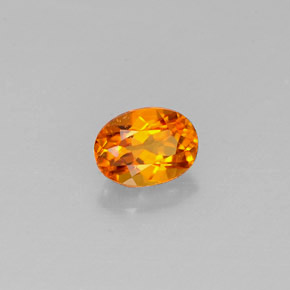 Clinohumita naranja natural de 0,44 ct, corte óvalo, VS