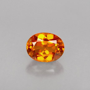 Clinohumita naranja natural de 0,36 ct, corte óvalo, VS