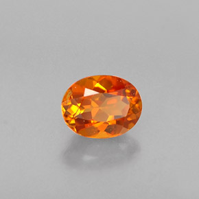 Clinohumita naranja natural de 0,36 ct, corte óvalo, VS