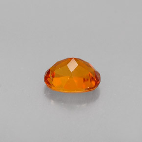Clinohumita naranja natural de 0,36 ct, corte óvalo, VS