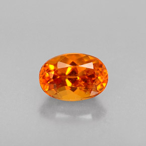 Clinohumita naranja natural de 0,45 ct, corte óvalo, VS