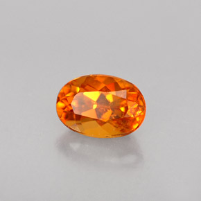Clinohumita naranja natural de 0,45 ct, corte óvalo, VS