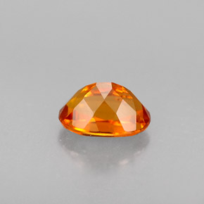 Clinohumita naranja natural de 0,45 ct, corte óvalo, VS