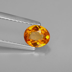 Clinohumita naranja natural de 0,54 ct, corte óvalo, VS
