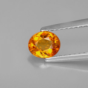 Clinohumita naranja natural de 0,54 ct, corte óvalo, VS