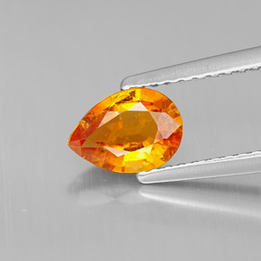 Clinohumite Naranja amarillo natural de 0.72 ct, En forma de pera, VS-SI