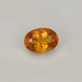 Clinohumite naranja amarillo natural de 0,77 ct, corte óvalo, VS