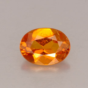 Clinohumita naranja natural de 0,53 ct, corte óvalo, VS