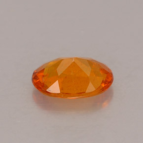 Clinohumita naranja natural de 0,53 ct, corte óvalo, VS