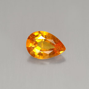 Clinohumita naranja natural de 0,74 ct, en forma de pera, VS-SI