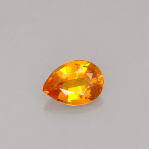 Clinohumita naranja natural de 0,48 ct, en forma de pera, VS