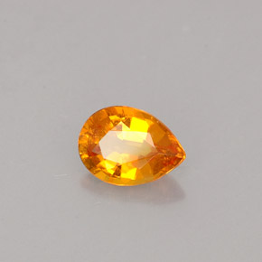 Clinohumita naranja natural de 0,48 ct, en forma de pera, VS