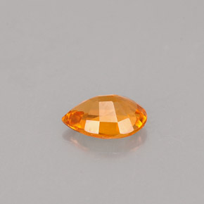 Clinohumita naranja natural de 0,48 ct, en forma de pera, VS