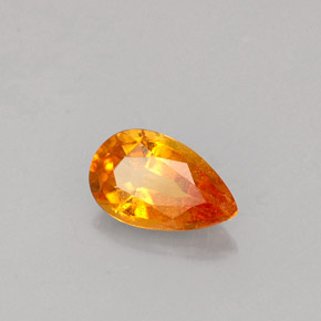 Clinohumita naranja natural de 0,58 ct, en forma de pera, VS-SI