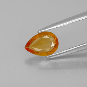 Clinohumita naranja natural de 0,55 ct, en forma de pera, SI