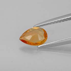 Clinohumita naranja natural de 0,55 ct, en forma de pera, SI