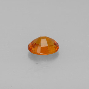 Clinohumita naranja natural de 0,92 ct, corte óvalo, SI