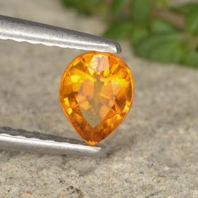 Clinohumita naranja natural de 0,46 ct, en forma de pera, VS-SI
