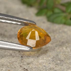 Clinohumita naranja natural de 0,46 ct, en forma de pera, VS-SI