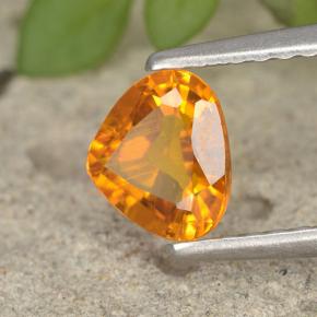 Clinohumita naranja amarillento natural de 0,63 ct, en forma de pera, VS-SI