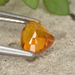 Clinohumita naranja amarillento natural de 0,63 ct, en forma de pera, VS-SI
