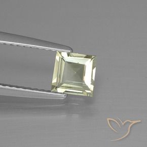 Diásporo con Cambio de Color Amarillo muy claro natural de 0.62 ct, Cuadrado, VS