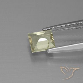 Diásporo con Cambio de Color Amarillo muy claro natural de 0.62 ct, Cuadrado, VS