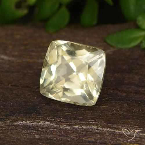 Diásporo con Cambio de Color Amarillo claro natural de 0.87 ct, Forma Cojín, VVS-VS