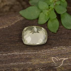 Diásporo con Cambio de Color Amarillo pálido natural de 0.74 ct, Forma Cojín, VVS-VS