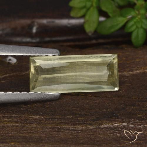 Diásporo con Cambio de Color Amarillo muy claro natural de 1.05 ct, Corte Baguette, VS