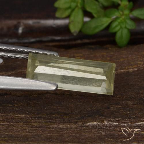 Diásporo con Cambio de Color Amarillo muy claro natural de 1.05 ct, Corte Baguette, VS