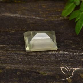 Diásporo con Cambio de Color Beige amarillo natural de 0.51 ct, Corte Baguette, VS