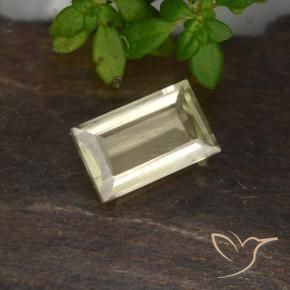 Diásporo con Cambio de Color Beige amarillo natural de 0.64 ct, Corte Baguette, VS