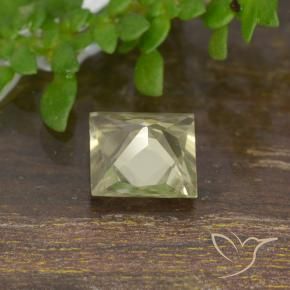 Diásporo con Cambio de Color Amarillo muy claro natural de 0.66 ct, Cuadrado, VVS-VS
