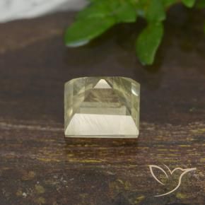 Diásporo con Cambio de Color Amarillo claro natural de 0.82 ct, Cuadrado, VS