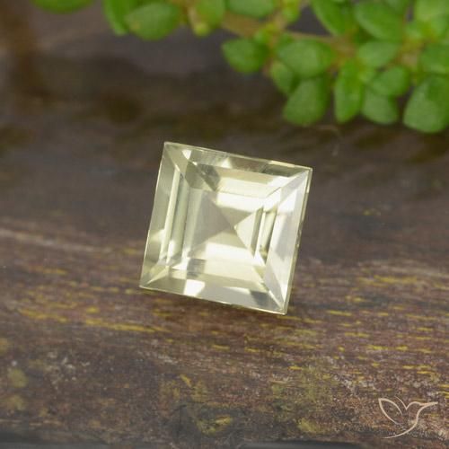 Diásporo con Cambio de Color Amarillo pálido natural de 0.59 ct, Cuadrado, VVS-VS